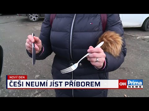 Největší prohřešky Čechů u jídla: Držení vidličky i upřený pohled do mobilu. Na co dát pozor?