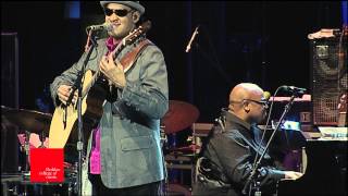 Raul Midon Plays Ray Charles, "Don't Let the Sun Catch You Crying" at Berklee
