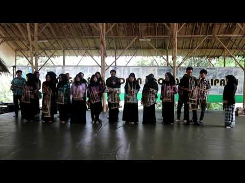 Mahasiswa UPI Bermain Angklung di ECO Bambu Cipaku