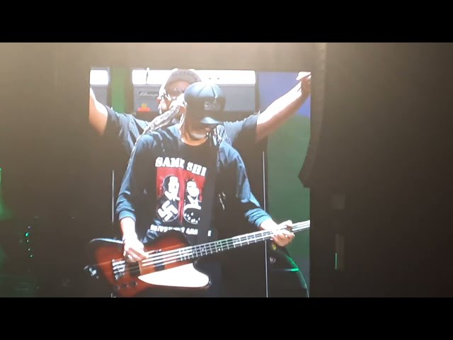 Planet Hemp apresentando Rael, Emicida e o Formigão com a "melhor camisa" do Lollapalooza Brasil