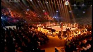 Sarah Connor sings for Henry Maske