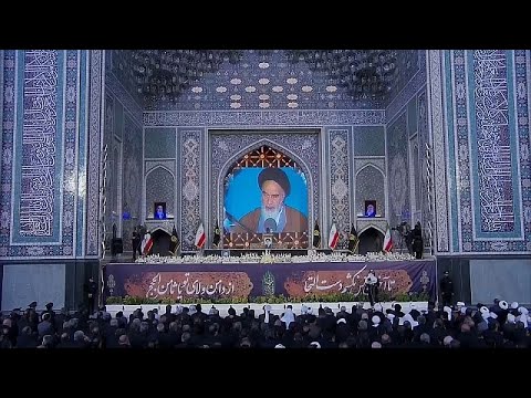 شاهد الرئيس الإيراني إبراهيم رئيسي يُدفن في مسقط رأسه مشهد