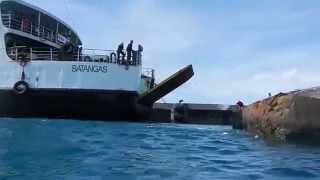 preview picture of video 'Ferry lowering its ramp'