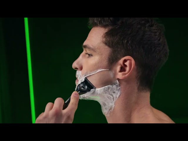 Video teaser for NEU: GilletteLabs Rasierer mit Reinigungs-Element | Mühelos Rasieren in jedem Zug in der Schweiz