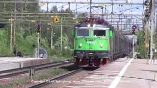 preview picture of video 'Green Cargo Rc4 1307 with freight train at Laxå, Sweden (2 cameras)'