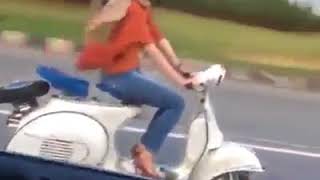 Download lagu Cewek Seksi Berhijab Naik Vespa!!! mp3