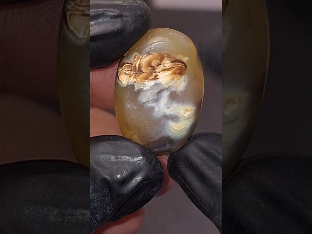 حجر عقيق بافوري طبيعي