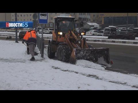 Борьба с первым снегом. В Южно-Сахалинске расчищают улицы от осадков