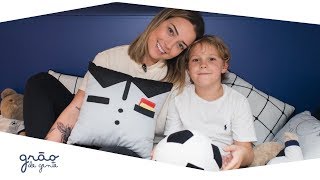 Carol Dantas presenteia Davi Lucca com Quarto Futebol da Grão de Gente