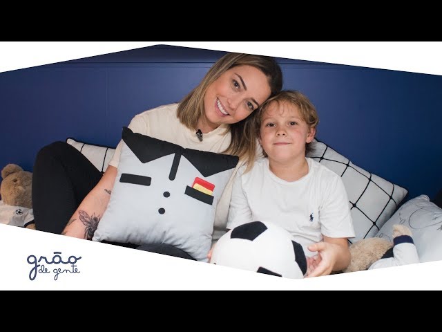 Carol Dantas presenteia Davi Lucca com Quarto Futebol da Grão de Gente