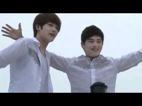 ZE:A's Hyunsik falling into the water