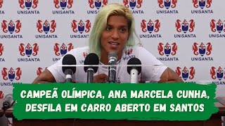 Campeã olímpica, Ana Marcela Cunha desfila em carro aberto em Santos