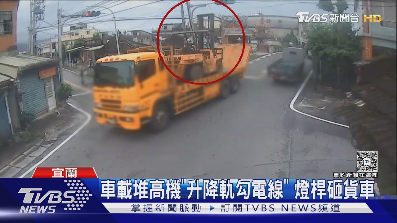 車載堆高機「升降軌勾電線」 燈桿傾斜倒塌 砸中路過貨車