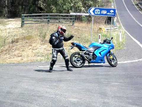 мотоциклист танцует. байкер танцы. танцующий байкер. танцующий байкер. мотоциклист танцует.