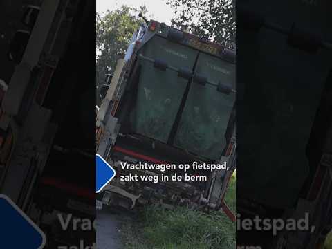Vuilniswagen op fietspad, zakt weg in berm | #shorts