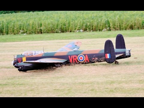 WHEELS UP FORCED LANDING GIANT 1/6 SCALE RC AVRO LANCASTER - WILLIS WARBIIRDS - 2016