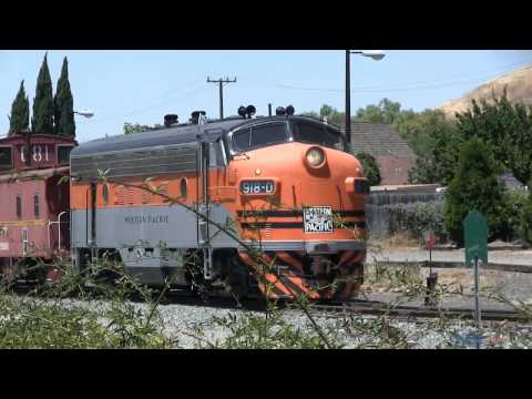 Western Pacific 918-D & US Navy #298 (GE 80-Tonner) Leaving Niles Depot.mp4