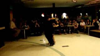 Milonga con Ana y Luis 7 de noviembre 2010, bailan: Cristian Sierra y Carolina Galaz