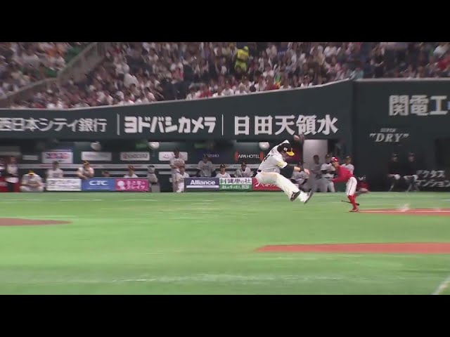 【8回表】脅威の跳躍力!! ホークス・栗原陵矢 ジャンプ一番ナイスキャッチ!!  2024年6月2日 福岡ソフトバンクホークス 対 広島東洋カープ