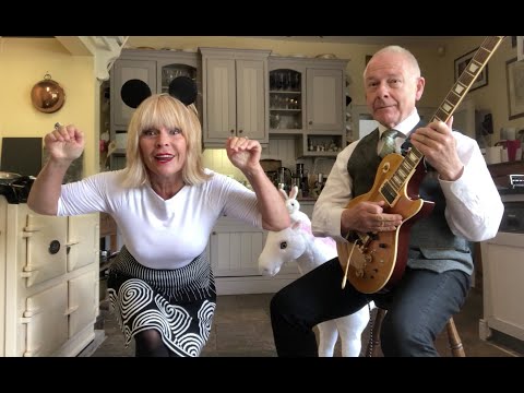 Toyah & Robert Fripp - Caffeinated Mouse Tap Dancing to "Fracture"