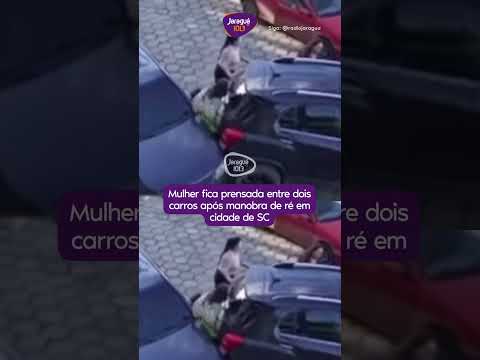 Mulher é prensada entre carros após manobra de ré em SC