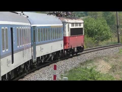 Rožmberk R665 s červeným plecháčem 242.213 a retro brejlovcem 754.075