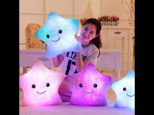 Vídeo relacionado con Shengou Cojín Luminosas, Almohada con Luces, Almohada Felpa Luminoso, Cojín de Peluche con luz LED, Cojines Decorativos, LED Estrellas Peluche