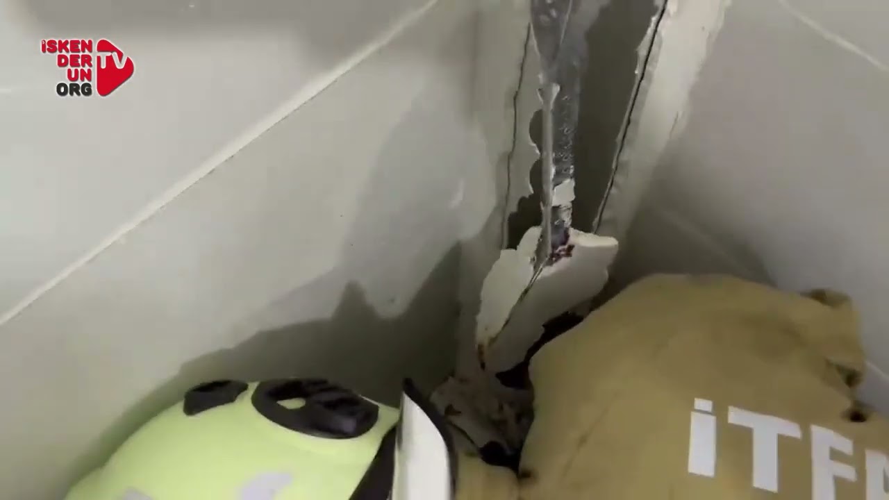 Sıkışan Yavru Kediyi İtfaiye Kurtardı