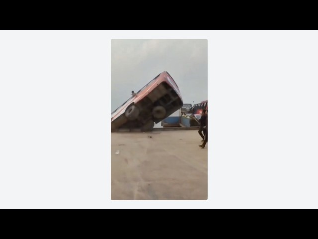 Escalofriante vídeo: La caída de una guagua a un río deja más de 20 muertos