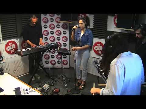 Izia - Pendant que les champs brûlent (Niagara) - Session acoustique OÜI FM