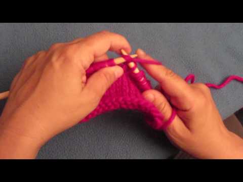 Apprendre à tricoter : un jeté entre des mailles au point endroit