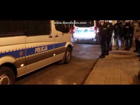 Śmierć kibica - KNURÓW ZOBACZ CO ROBI POLICJA WIDZĄC KOKTAJLE MOŁOTOWA!!!