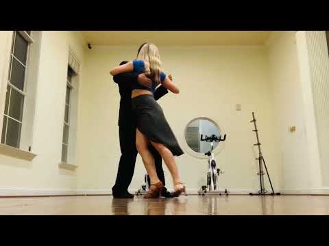 Axel & Julie -- Perro Viejo