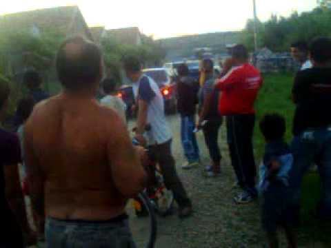 Primarul ungur din Comuna Lugasu de Jos huiduit de romi dupa minciunile publicate in ziar !!!