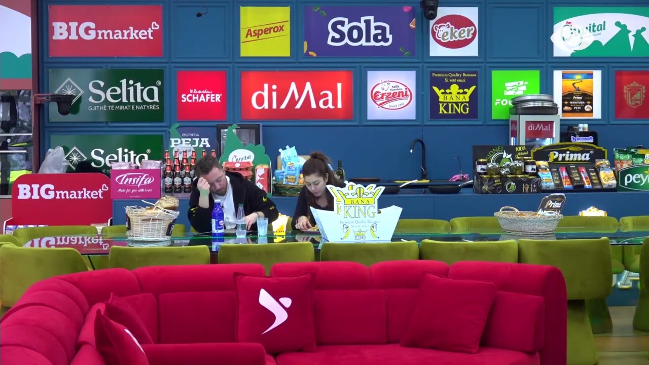 Egli shikon Gjestin teksa banori fle gjumë