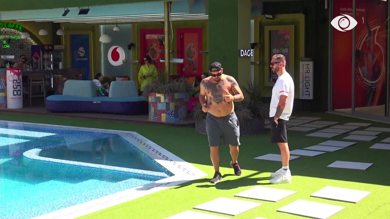 “E kupton sa i shpifur je”/ Romeo dhe Liami debatojnë: U ke ngritur vajzave batanijen