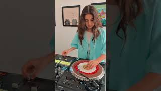Download lagu Scratching on 7 inch vinyl record 🎚️🍩🔥  #djmichelle #vinyldj #scratchdj mp3