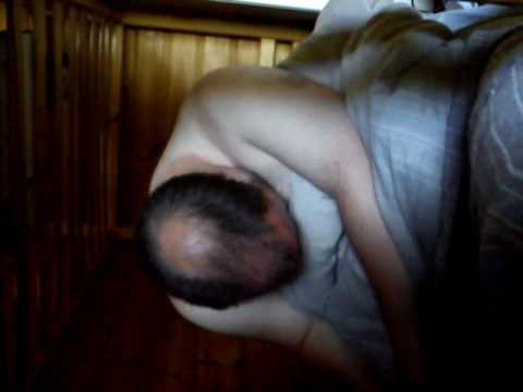 Træt mand sidder op og sover!