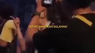 Download lagu Artis lucu cantik joget di bawah panggung. mp3