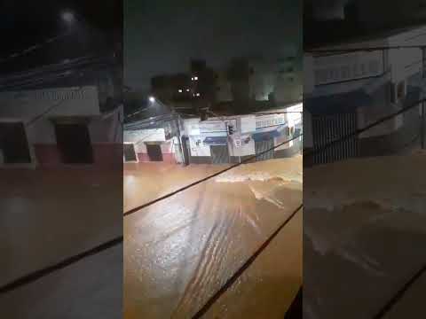 Chuva alaga ruas na praça da feira #formosagoias #digoiasedf