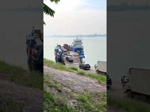The truck driver boarded the boat to cross the river, and the ferry crossed the river. Life photos.