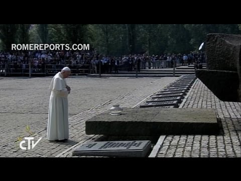 Francisco visita Auschwitz