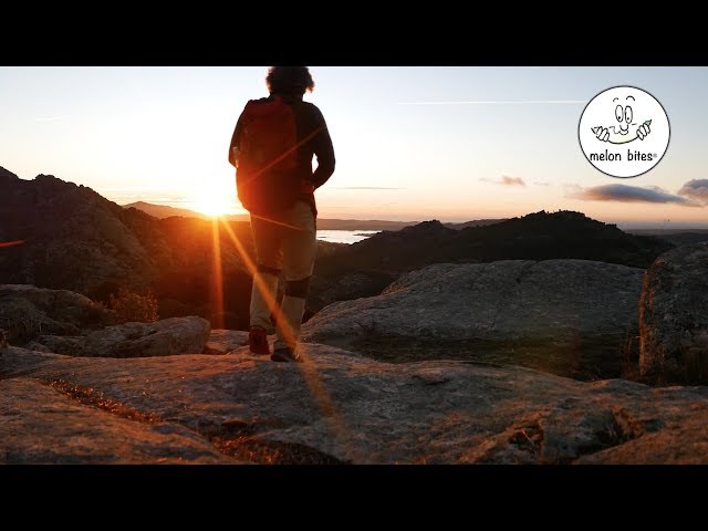 Vídeo relacionado con Tienda piramidal de instalación sin esfuerzo, ligera e impermeable para actividades al aire libre en solitario (gris)
