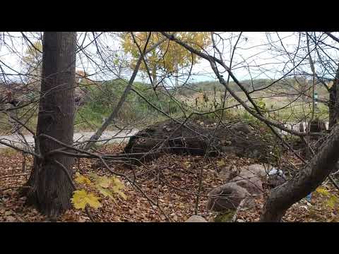 Rozbity schron we wsi Knis (Gneist) na Mazurach