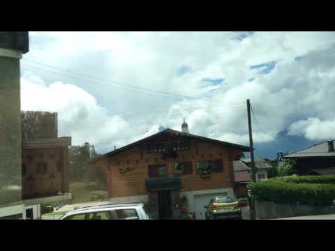 3-18歳の寄宿学校が点在するヴィラールを通るバスから【スイス留学.com】