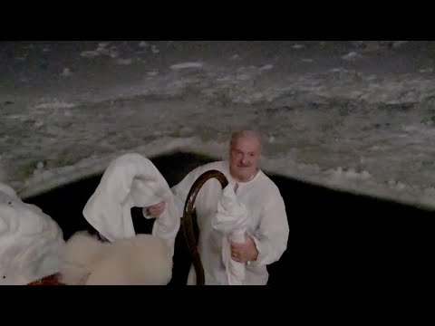 في طقس لا يرحم.. رئيس بيلاروسيا يغطس في حوض جليدي احتفالاً بالعيد 