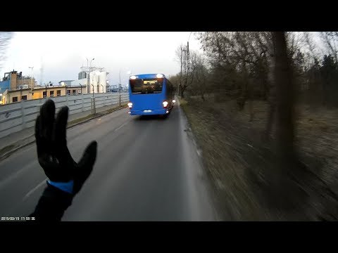 Segítek a buszsofőrnek előzni - I help the bus driver to overtake me