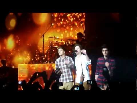 One Direction | What Makes You Beautiful (PIGGY BACK RIDES AND BOY BAND TWO STEP) [HD]