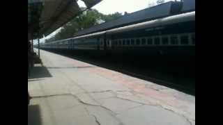 preview picture of video 'Paschim Express passing through bilimora station.'