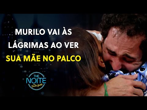 Murilo Couto chora após receber surpresa de sua mãe no palco do The Noite | The Noite (25/04/24)